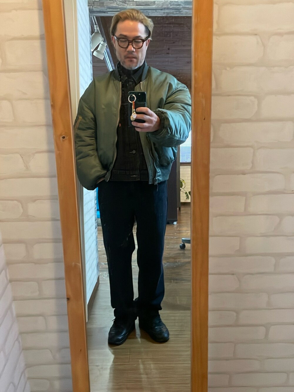 「ブラックコーデ、MA-1」｜「Levi'sのアイテム（デニムジャケット、ブラック系）」を使った、キャサさん（メンズ・171cm）の冬コーディネートの1枚目の写真