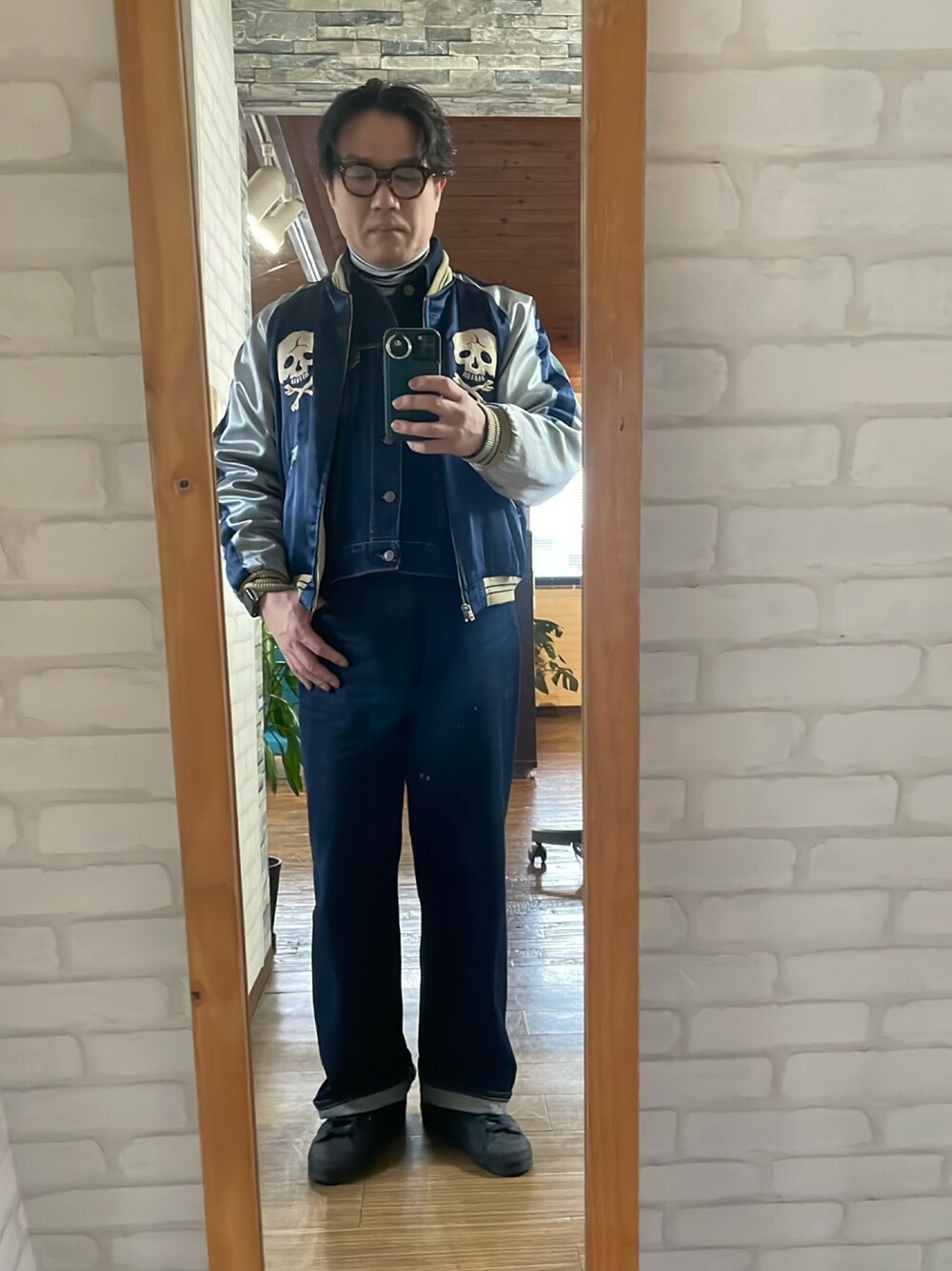 「デニムオンデニム、スカジャン、ワイドデニム」｜「TAILOR TOYOのアイテム（スカジャン、ブルー系）」を使った、キャサさん（メンズ・171cm）の冬コーディネートの1枚目の写真