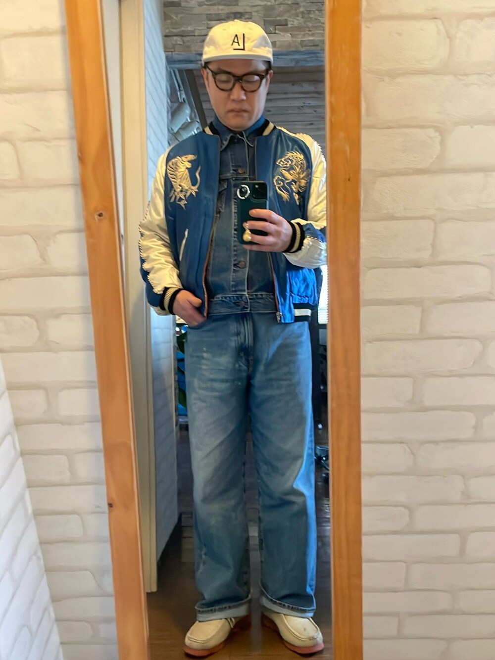 「スカジャン、デニムオンデニム、ベースボールキャップ」｜「TAILOR TOYOのアイテム（ブルゾン、ブルー系）」を使った、キャサさん（メンズ・171cm）の春コーディネートの1枚目の写真