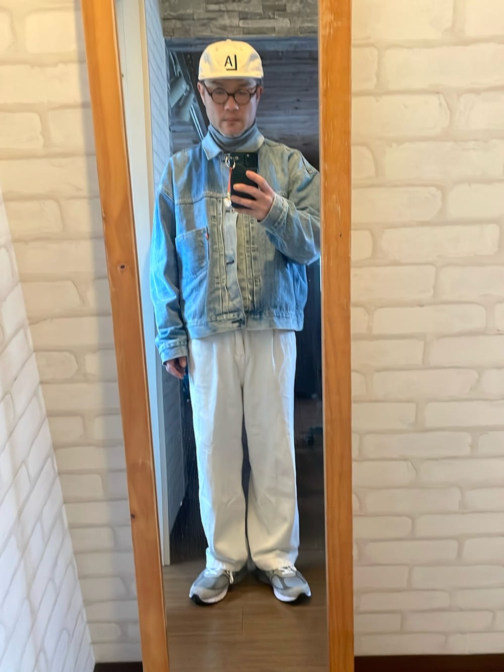 「ワイドパンツ、ライトデニム」｜「Levi'sのアイテム（デニムジャケット、ブルー系）」を使った、キャサさん（メンズ・171cm）の冬コーディネートの1枚目の写真