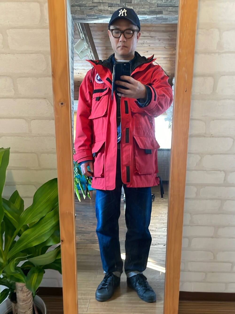 「カナダグース、デニムコーデ」｜「NEW ERAのアイテム（キャップ、ブルー系）」を使った、キャサさん（メンズ・171cm）の冬コーディネートの1枚目の写真