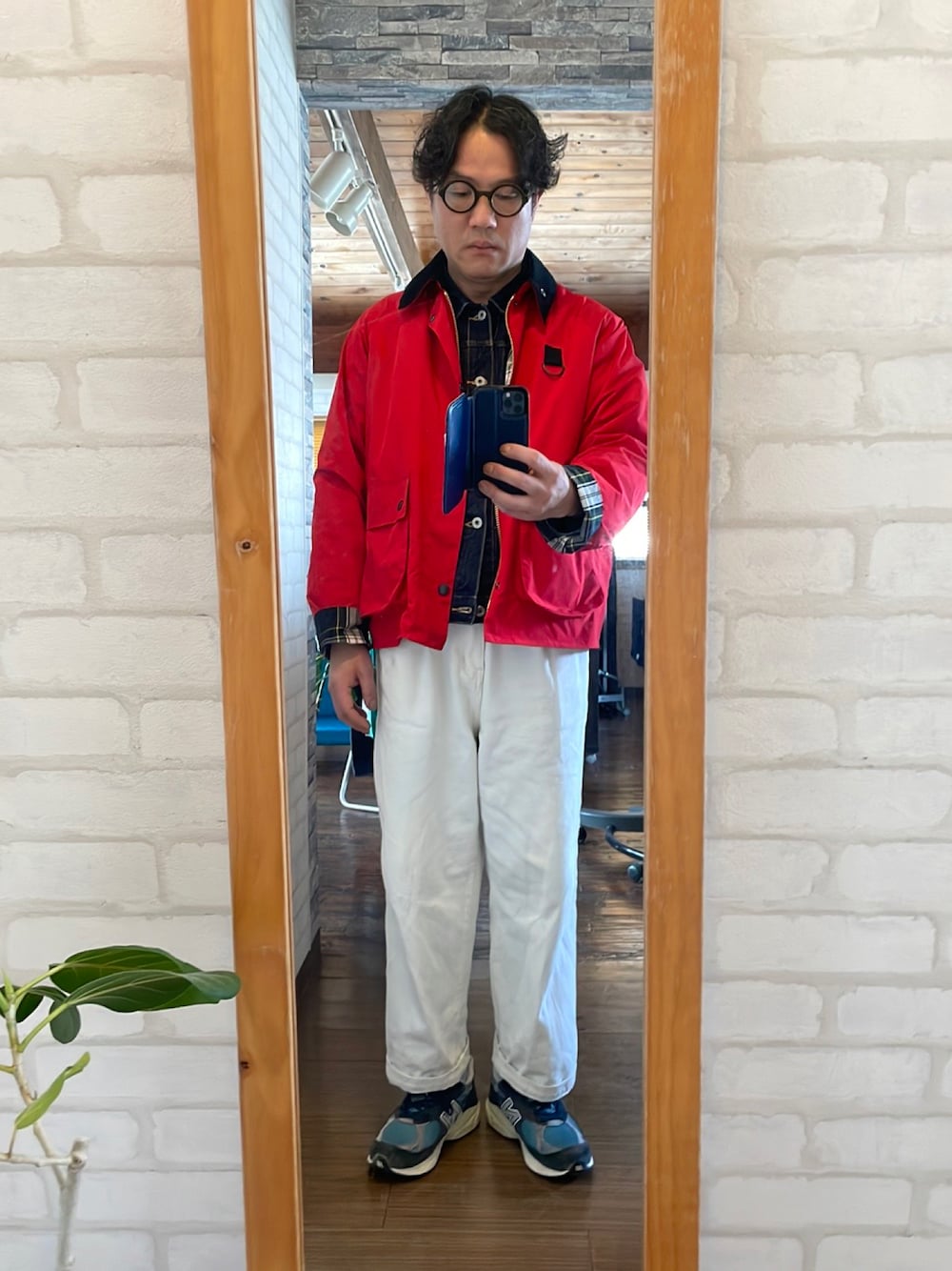 「barbour、ホワイトパンツ」｜「Barbourのアイテム（カバーオール、レッド系）」を使った、キャサさん（メンズ・171cm）の春コーディネートの1枚目の写真