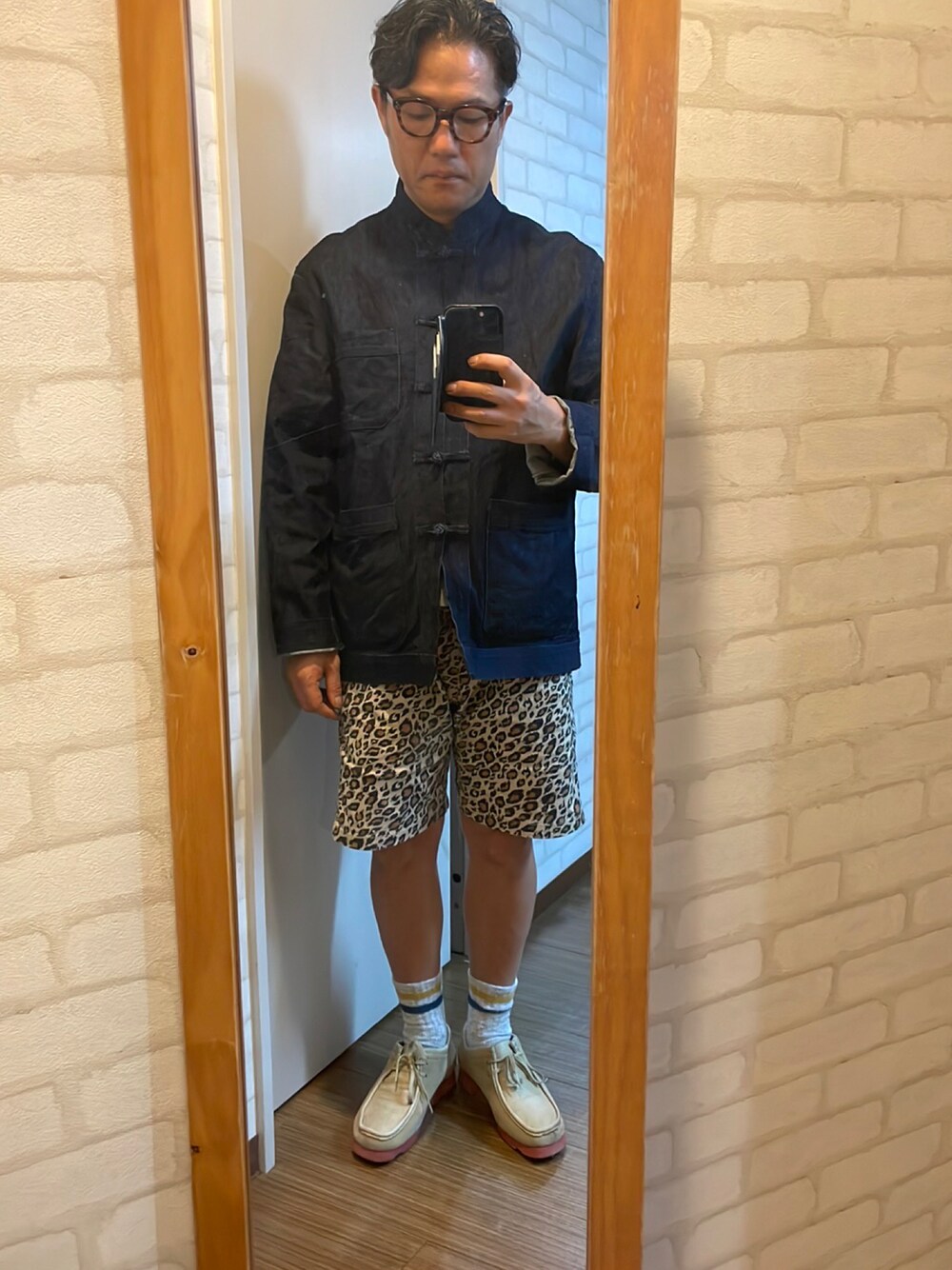 「レオパード、デニムジャケット」｜「A.P.C.のアイテム（デニムジャケット、ブルー系）」を使った、キャサさん（メンズ・171cm）の秋コーディネートの1枚目の写真