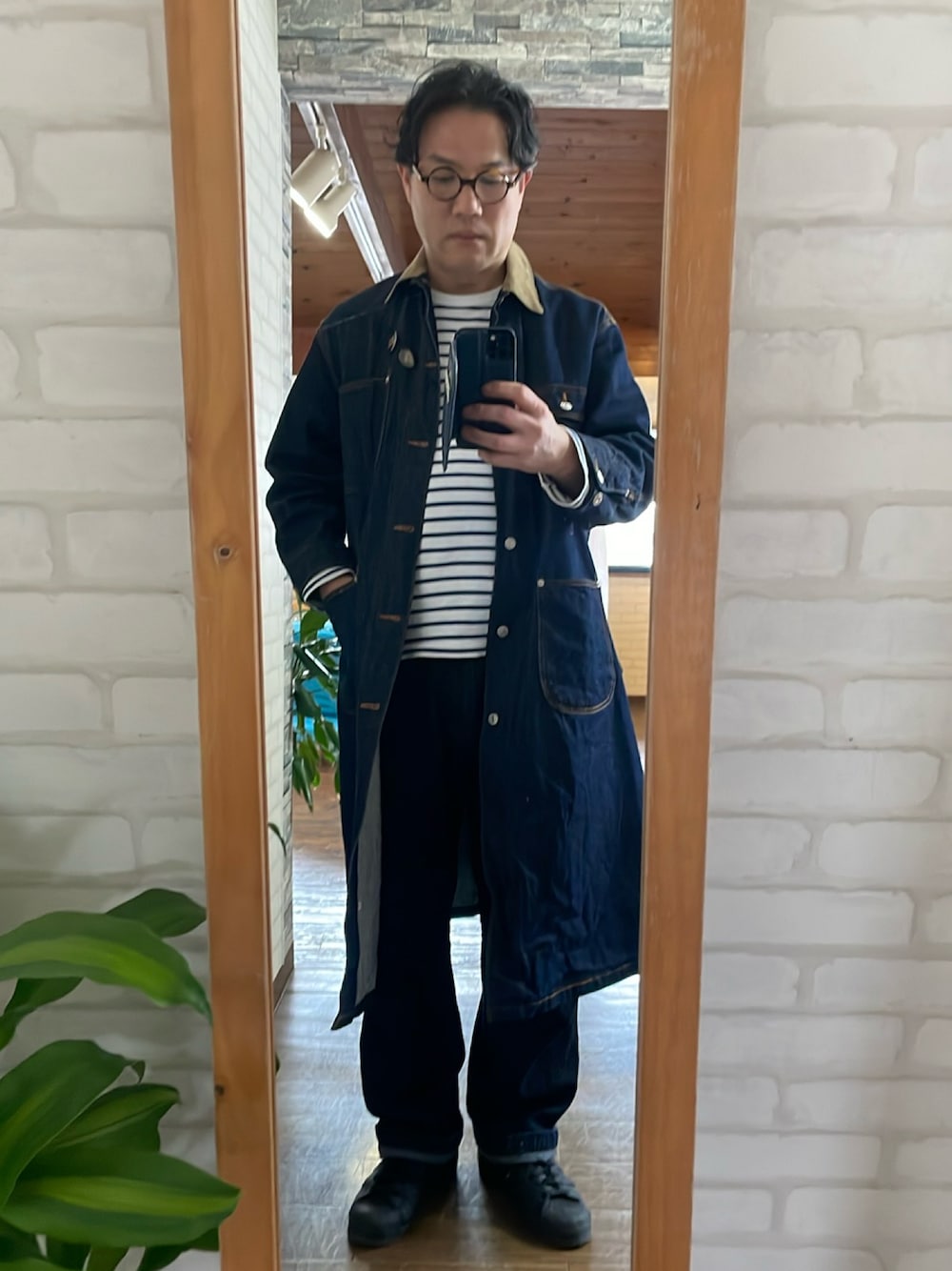 「デニムオンデニム、インディゴデニム、ロングカバーオール」｜「UNIQLOのアイテム（Tシャツ/カットソー、ホワイト系）」を使った、キャサさん（メンズ・171cm）の冬コーディネートの1枚目の写真