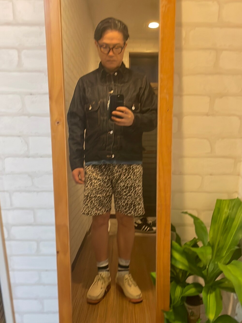 「レオパード柄、2ndGジャン」｜「A.P.C.のアイテム（デニムジャケット、ブルー系）」を使った、キャサさん（メンズ・171cm）の秋コーディネートの1枚目の写真