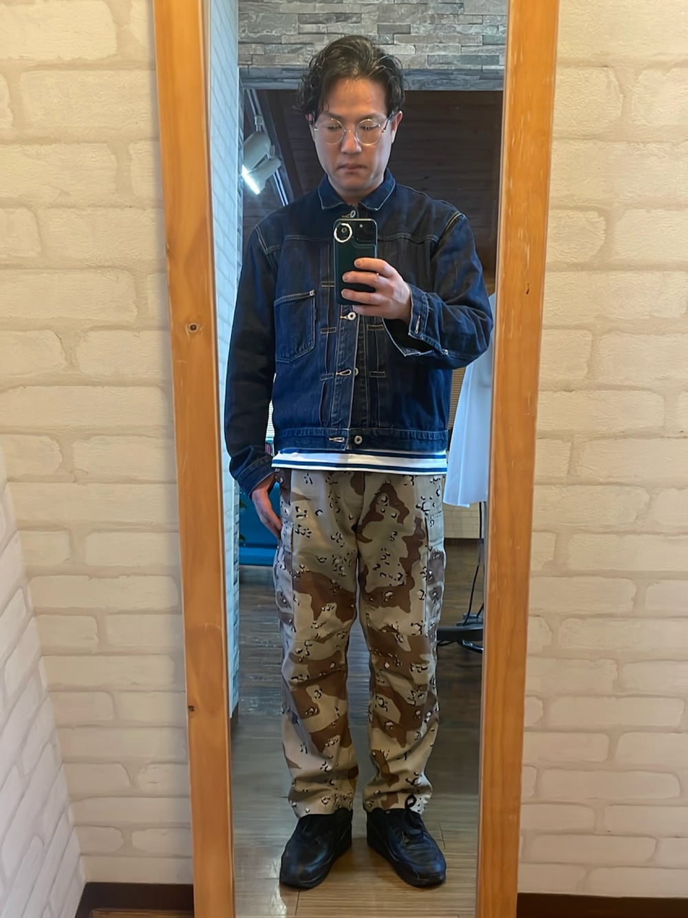 「1stデニム、カーゴパンツ」｜「schottのアイテム（デニムジャケット、ブルー系）」を使った、キャサさん（メンズ・171cm）の春コーディネートの1枚目の写真