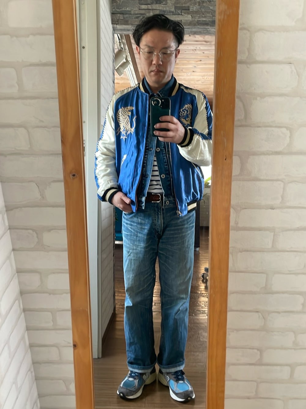「デニムオンデニム、スカジャン」｜「Levi'sのアイテム（デニムジャケット、ブルー系）」を使った、キャサさん（メンズ・171cm）の春コーディネートの1枚目の写真
