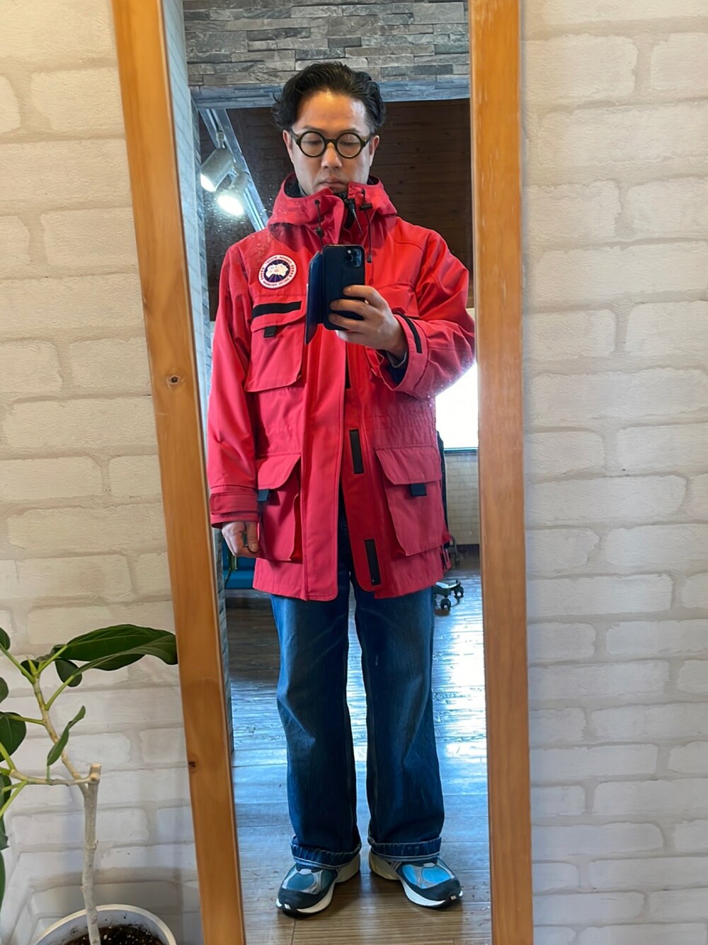 「マウンテンパーカー、カナダグース」｜「CANADA GOOSEのアイテム（マウンテンパーカー、レッド系）」を使った、キャサさん（メンズ・171cm）の冬コーディネートの1枚目の写真