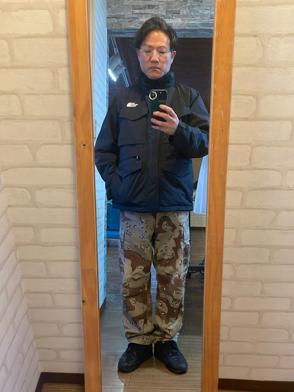 「M-65、カーゴパンツ」｜「THE NORTH FACEのアイテム（ミリタリージャケット、ブラック系）」を使った、キャサさん（メンズ・171cm）の春コーディネートの1枚目の写真