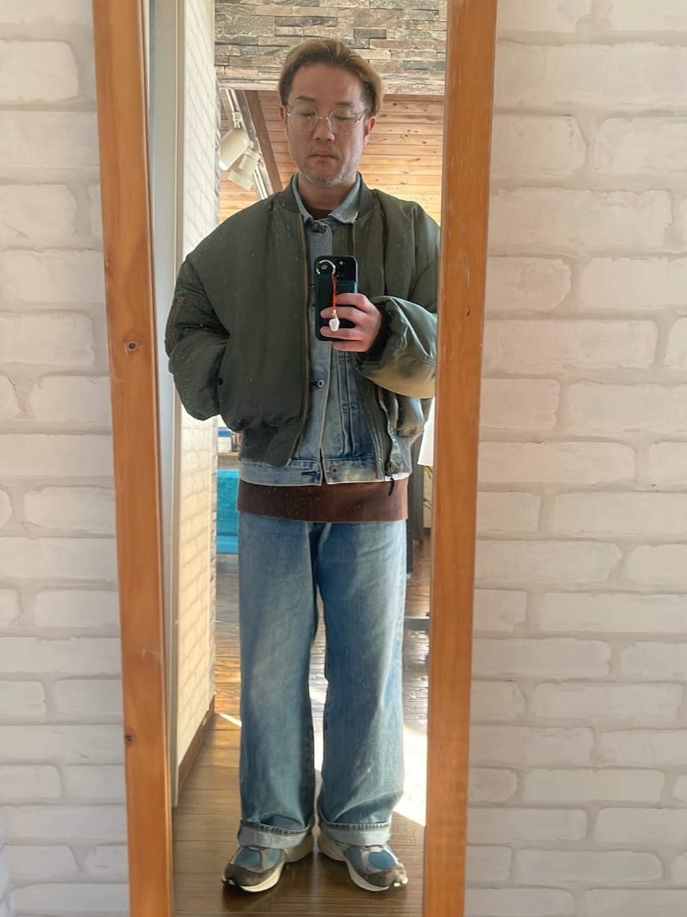「MA-1、ライトデニム」｜「Buzz Rickson'sのアイテム（MA-1、グリーン系）」を使った、キャサさん（メンズ・171cm）の冬コーディネートの1枚目の写真
