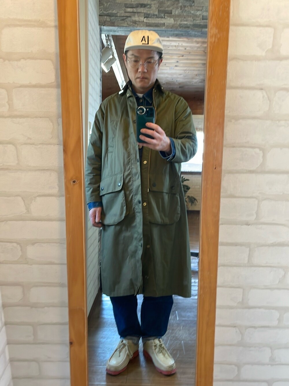 「barbour、ロングコート、ベースボールキャップ」｜「BEAMS BOYのアイテム（ステンカラーコート、グリーン系）」を使った、キャサさん（メンズ・171cm）の春コーディネートの1枚目の写真