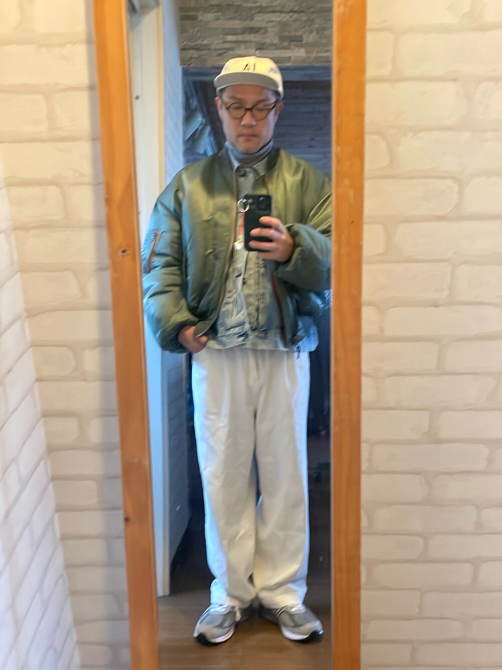 「MA-1、ワイドパンツ」｜「Cooperstown Ball Capのアイテム（キャップ、ホワイト系）」を使った、キャサさん（メンズ・171cm）の冬コーディネートの1枚目の写真