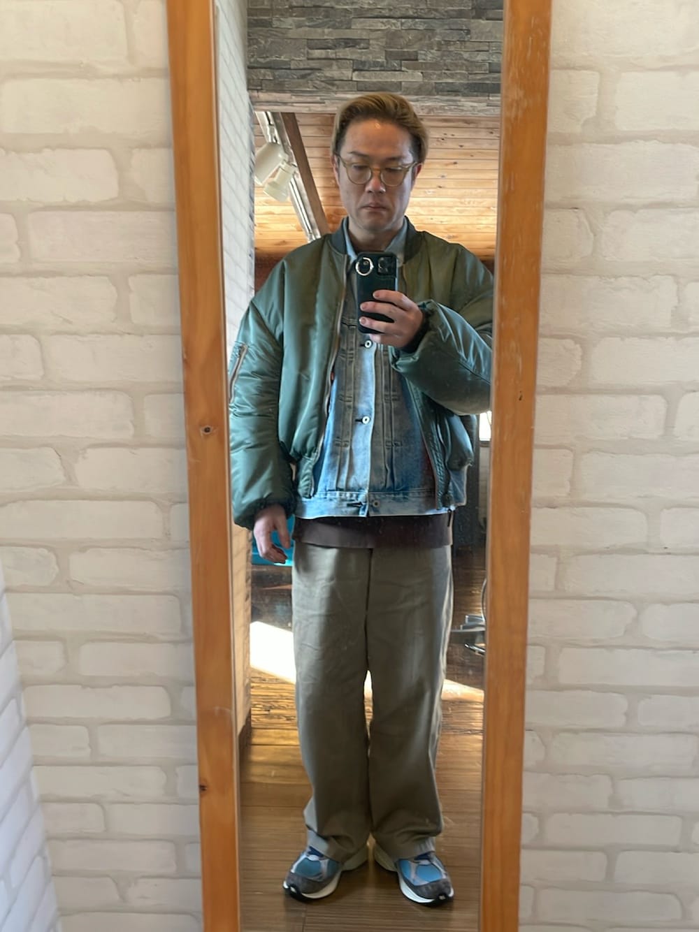 「MA-1、チノパン」｜「Buzz Rickson'sのアイテム（MA-1、グリーン系）」を使った、キャサさん（メンズ・171cm）の冬コーディネートの1枚目の写真