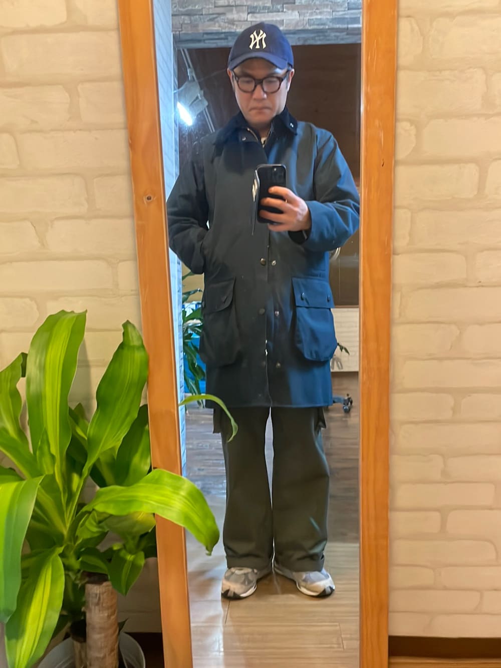 「barbour、カーゴパンツコーデ、ベースボールキャップ」｜「NEW ERAのアイテム（キャップ、ブルー系）」を使った、キャサさん（メンズ・171cm）の秋コーディネートの1枚目の写真