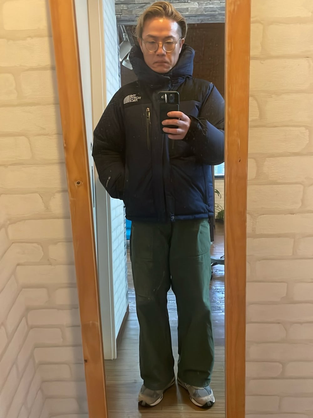 「ダウンジャケット、ワイドパンツ」｜「THE NORTH FACEのアイテム（ダウンジャケット/コート、ブルー系）」を使った、キャサさん（メンズ・171cm）の冬コーディネートの1枚目の写真