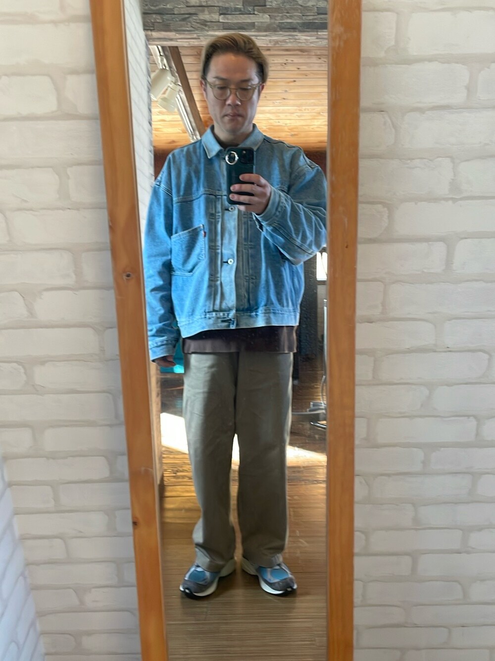 「ライトデニム、チノパン」｜「Levi'sのアイテム（デニムジャケット、ブルー系）」を使った、キャサさん（メンズ・171cm）の冬コーディネートの1枚目の写真