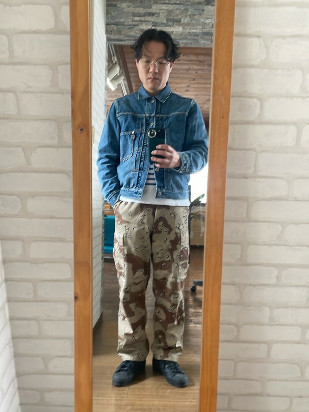 「1stデニム、カーゴパンツ」｜「Levi'sのアイテム（デニムジャケット、ブルー系）」を使った、キャサさん（メンズ・171cm）の春コーディネートの1枚目の写真