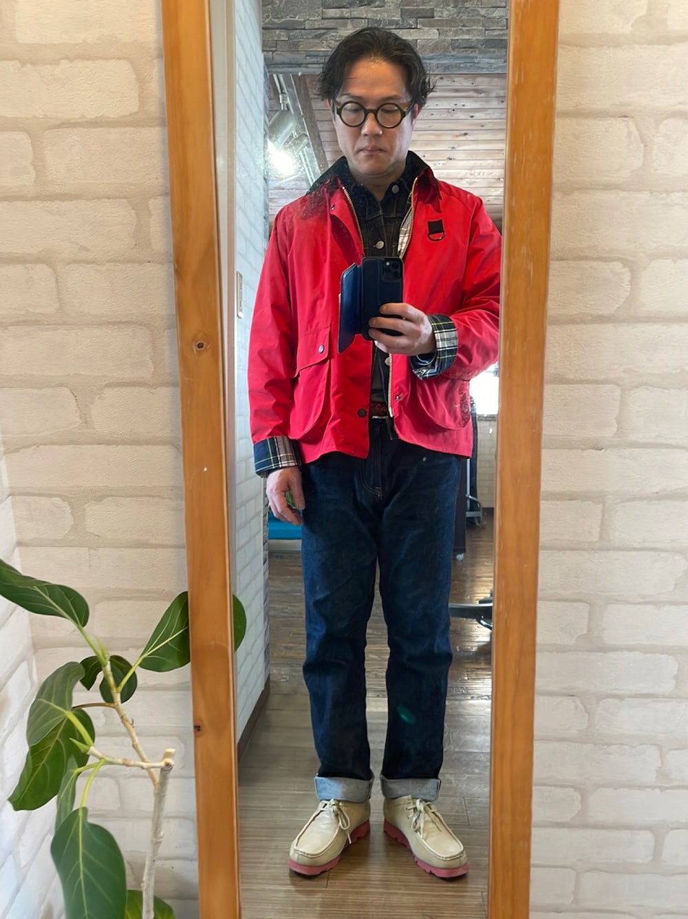 「B-SHOP、デニムオンデニム」｜「BEAMSのアイテム（デニムジャケット、ブルー系）」を使った、キャサさん（メンズ・171cm）の春コーディネートの1枚目の写真