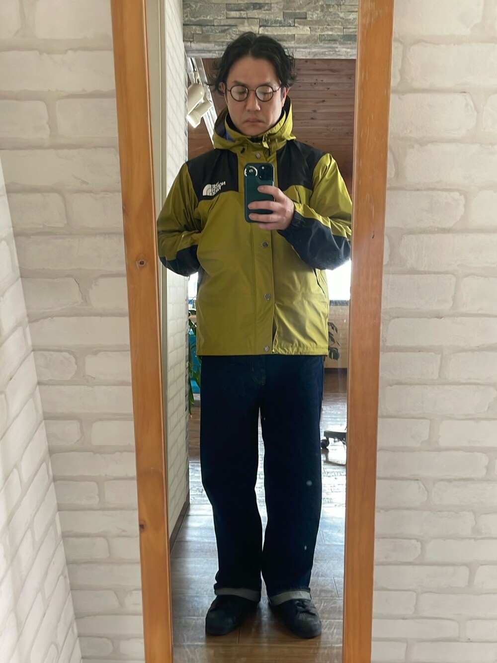 「マウンテンパーカー」｜「THE NORTH FACEのアイテム（マウンテンパーカー、グリーン系）」を使った、キャサさん（メンズ・171cm）の春コーディネートの1枚目の写真