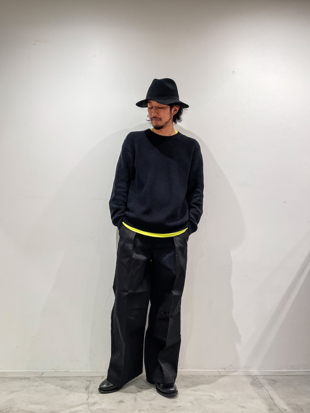 「SCHOTT、ショット、Dickies、ディッキーズ(Dickies)、ネオンカラー、ネオンカラーコーデ、ネオンイエロー、大人カジュアル、シンプルコーデ、いいね、save、フォローお願いします🤑、おしゃれさんと繋がりたい、お洒落さんとつながりたい、オトナカジュアル、ヒール、ヒールブーツ」｜「schottのSchottxDickies/ショット×ディッキーズ /EASY BAGGY PANTS/イージー バギー パンツ（その他パンツ、ブラック系）」を使った、鈴木 瞬さん（メンズ・176cm）の冬コーディネートの1枚目の写真