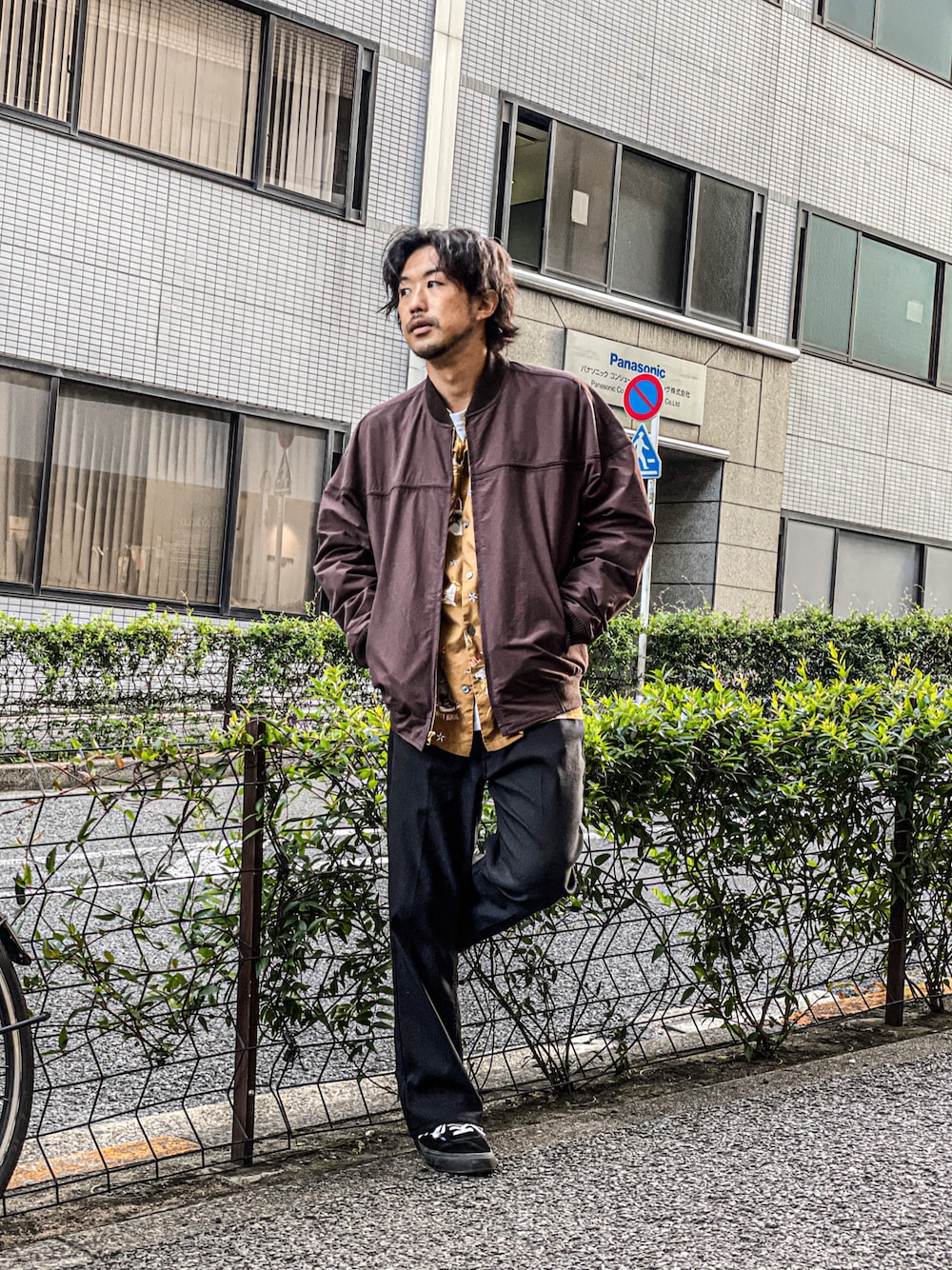 「wearhalloween2021、SCHOTT、ショット、秋のコーデ、シンプルコーデ、大人コーデ、おしゃれさんと繋がりたい、お洒落さんとつながりたい、いいね、save、フォローお願いします🤑、オーバーサイズ、ファッションの力を信じよう、スラックス、ブルゾン、MA-1、バーガンディー」｜「schottのSchott/ショット/DERBY JACKET/ダービージャケット（ブルゾン、ブラウン系）」を使った、鈴木 瞬さん（メンズ・176cm）の秋コーディネートの1枚目の写真