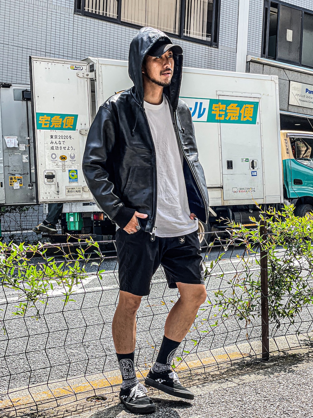 「SCHOTT、ショット、バイカースタイル、秋服準備はじめました、サーフ、サーフスタイル、スケータースタイル、ワークスタイル、レザージャケット、オーバーサイズ、お洒落さんとつながりたい、いいね、save、フォローお願いします🤑、ライダース、革ジャン、ライダースジャケット」｜「schottの【直営限定】Schott/ショット/SS CREW NECCK T-SHIRT（Tシャツ/カットソー、ホワイト系）」を使った、鈴木 瞬さん（メンズ・176cm）の夏コーディネートの1枚目の写真
