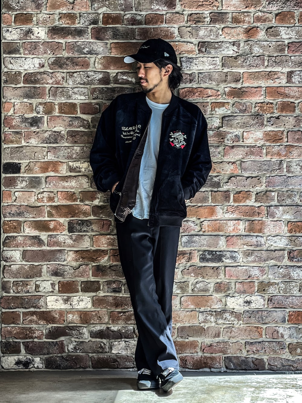 「SCHOTT、ショット、スカジャン、ブーツカットパンツ、フレアパンツ、おしゃれさんと繋がりたい、お洒落さんとつながりたい、いいね、save、フォローお願いします🤑」｜「schottのSchott/ショット/VELVETEEN SOUVENIR JACKET/ベロア スーベニア ジャケット（ブルゾン、ブラック系）」を使った、鈴木 瞬さん（メンズ・176cm）の秋コーディネートの1枚目の写真