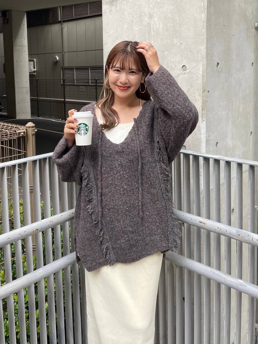 「カジュアル、着痩せ・細見え、休日コーデ、楽ちんコーデ、秋コーデ、ローリーズスタイル_LOWRYS FARM、公認インフルエンサー_LOWRYS FARM、大人女子カジュアル_LOWRYS FARM、体型カバー、ゆったり、旅行、LOWRYS FARM、ニット、女子ウケ、デート/ロマンティック」｜「LOWRYS FARMのカットリブタイトスカート　103920（スカート、ホワイト系）」を使った、ミユさん（レディース・157cm）の秋コーディネートの1枚目の写真