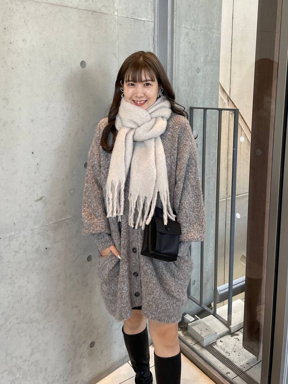 「カジュアル、着痩せ・細見え、休日コーデ、ローリーズスタイル_LOWRYS FARM、公認インフルエンサー_LOWRYS FARM、大人女子カジュアル_LOWRYS FARM、ゆったり、旅行、LOWRYS FARM、ブーツ、冬コーデ、マフラー、ストール、マフラーの巻き方、体型カバー」｜「LOWRYS FARMの２ポケミニショルダーＢＡＧ　171119（ショルダーバッグ、ブラック系）」を使った、ミユさん（レディース・157cm）の冬コーディネートの1枚目の写真