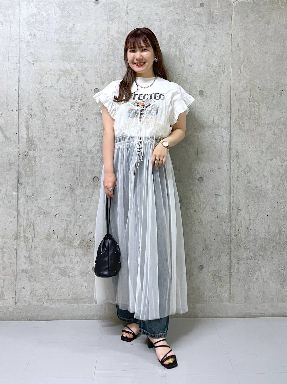 「カジュアル、着痩せ・細見え、休日コーデ、楽ちんコーデ、ローリーズスタイル_LOWRYS FARM、公認インフルエンサー_LOWRYS FARM、大人女子カジュアル_LOWRYS FARM、体型カバー、ゆったり、旅行、LOWRYS FARM、Tシャツ、夏コーデ、女子ウケ、キャミワンピース」｜「LOWRYS FARMのスタッズキンチャクショルダー 109910（ショルダーバッグ、ブラック系）」を使った、ミユさん（レディース・157cm）の夏コーディネートの1枚目の写真