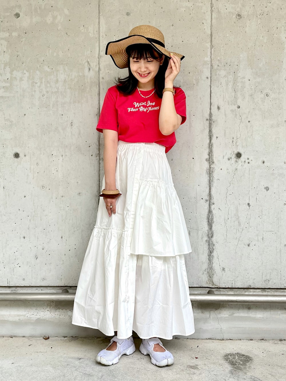 「エアリフト、whoswhochico、フーズフーチコ、ティアードスカート、ネオンカラー、ビタミンカラー、ロゴT、白スカート、ハット、夏セールで買いました」｜「ems exciteのチビロゴTEE（Tシャツ/カットソー、レッド系）」を使った、ミユさん（レディース・157cm）の夏コーディネートの1枚目の写真