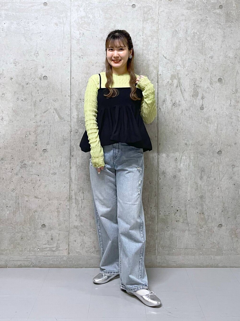 「カジュアル、着痩せ・細見え、差し色コーデ、休日コーデ、ローリーズスタイル_LOWRYS FARM、大人女子カジュアル_LOWRYS FARM、公認インフルエンサー_LOWRYS FARM、ゆったり、旅行、LOWRYS FARM、フラットシューズ、楽ちんコーデ、デニムパンツ、春コーデ、女子ウケ」｜「LOWRYS FARMのペプラムニットキャミ　111949（Tシャツ/カットソー、ブラック系）」を使った、ミユさん（レディース・157cm）の春コーディネートの1枚目の写真