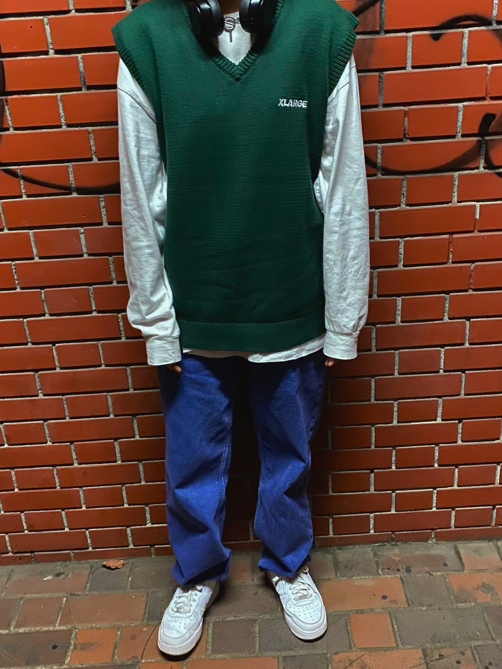 「休日スタイル、カジュアル、ニットベスト、XLARGE、ding、AF1、おしゃれさんと繋がりたい」｜「XLARGEのSTANDARD LOGO KNITVEST（ベスト、グリーン系）」を使った、ちゃーりーさん（レディース・161cm）の秋コーディネートの1枚目の写真