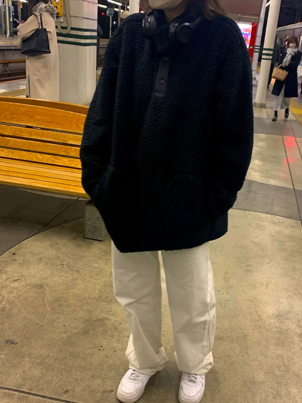 「冬、スニーカー、UNIQLO、AF1、カジュアルコーデ」｜「UNIQLOのアイテム（ジャケット/アウター、ブラック系）」を使った、ちゃーりーさん（レディース・161cm）の冬コーディネートの1枚目の写真