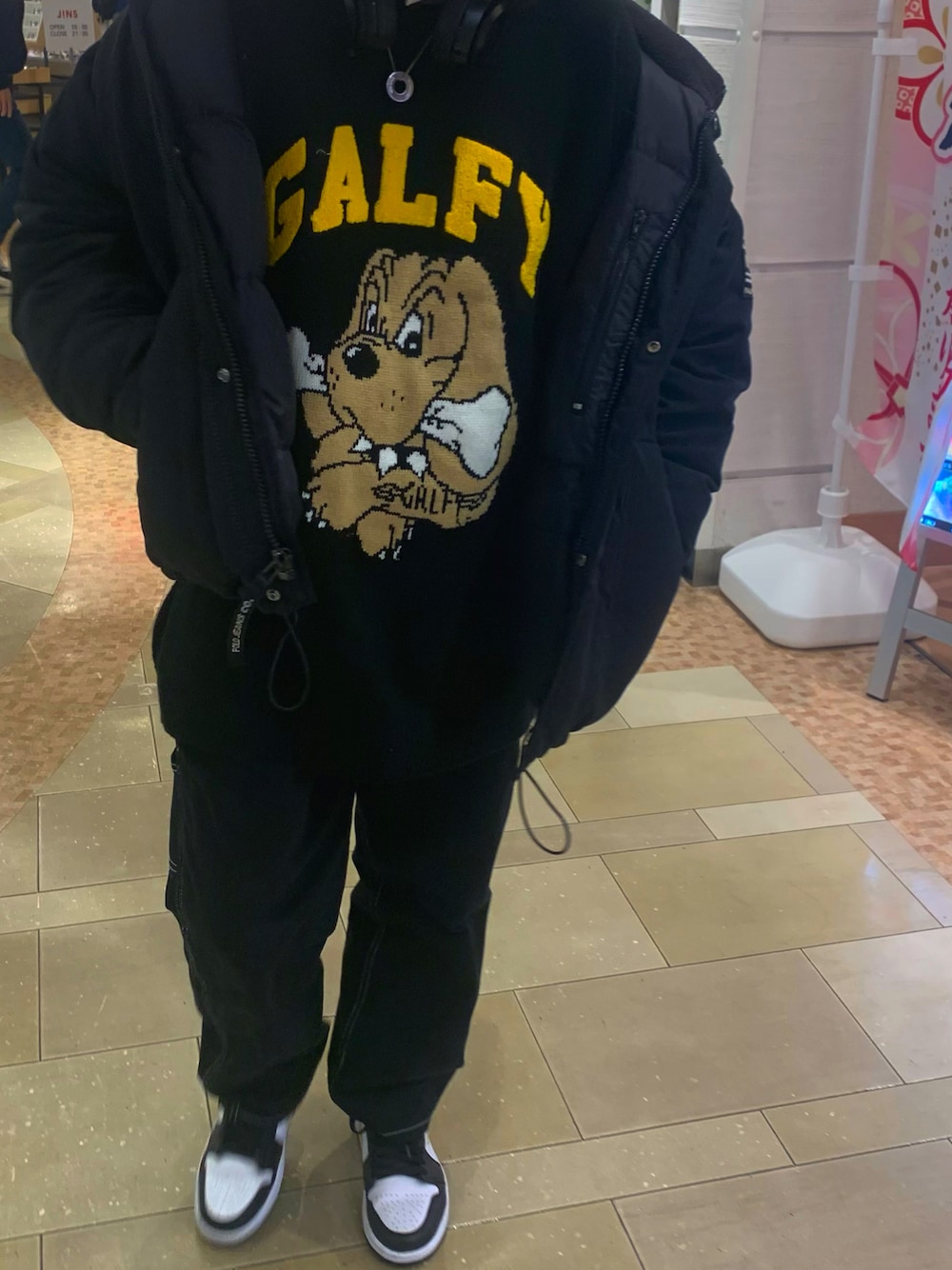 「ラクチンコーデ、休日コーデ、ダウンジャケット、ストリート、ブラックコーデ、GALFY、Polo Ralph Lauren、XLARGE、AIR JORDAN」｜「GALFYのGALFY/ガルフィー/わんわん大学セーター（ニット/セーター、ブラック系）」を使った、ちゃーりーさん（レディース・161cm）の冬コーディネートの1枚目の写真