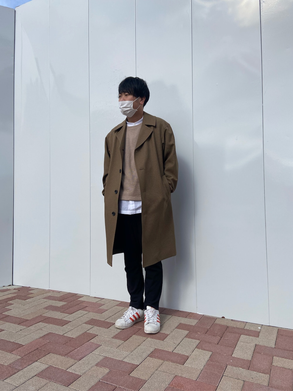 「GU、WEGO、iroquois、adidas、ニットベスト、ノーカラーシャツ、チェスターコート、黒パンツ、スニーカーコーデ、スニーカー、おしゃれさんと繋がりたい、オーバーサイズ、冬コーデ」｜「Iroquoisのドライギャバ2WAY　TIGHT SLACKS（スラックス、ブラック系）」を使った、トレンディヴンさん（メンズ・170cm）の冬コーディネートの1枚目の写真