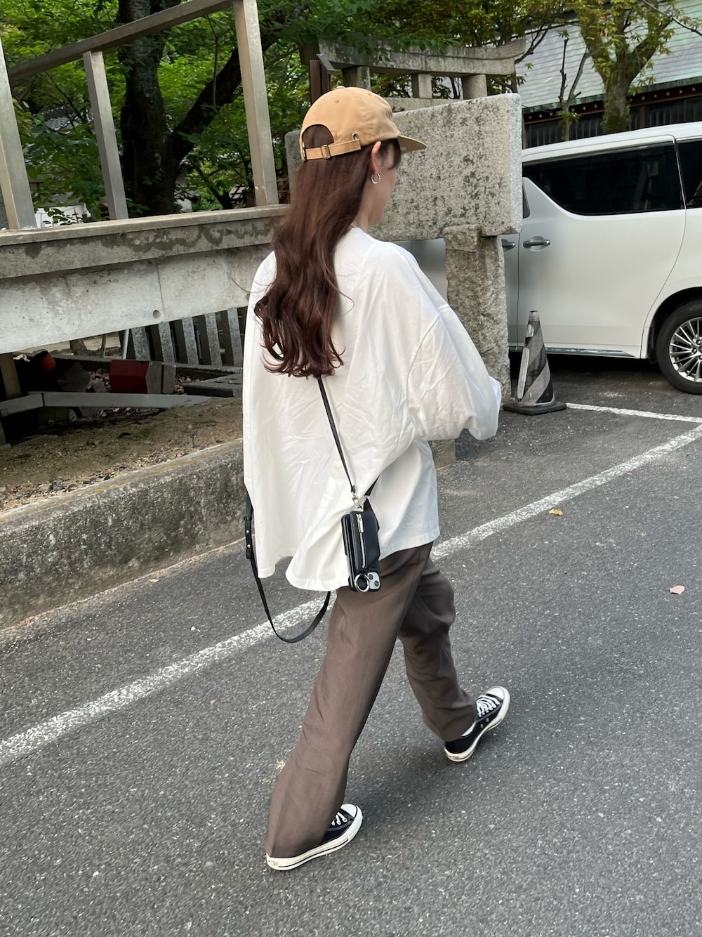 「初夏コーデ、カジュアルコーデ、キレイめカジュアル、オトナカジュアル、パンツスタイル、白Tシャツ、スニーカーコーデ、キャップ女子」｜「WILLFULLYのside cut generous long T（Tシャツ/カットソー、ホワイト系）」を使った、のんさん（レディース・164cm）の夏コーディネートの1枚目の写真