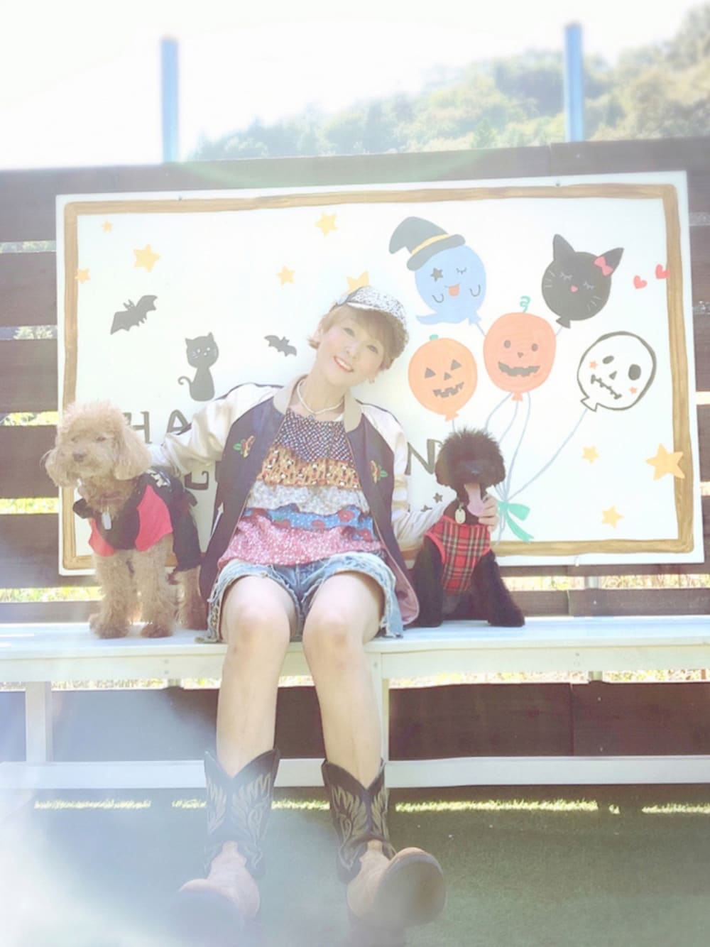 「スカジャン、ロック、あちゃちゅむ、ロデオクラウンズ、リンクコーデ、愛犬、トニーラマ、ジェンダーレス部、WEAR昭和部、我が道をゆく隊、好きな服を着隊」｜「AHCAHCUM.muchachaの総柄キャミソールブラウス（シャツ/ブラウス、ブルー系）」を使った、ずんちゃ🌞さん（レディース・163cm）の秋コーディネートの1枚目の写真