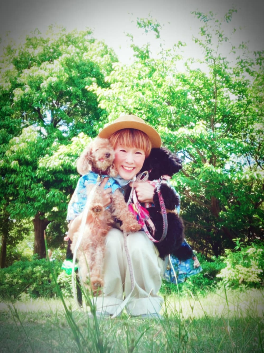 「ハグフェス、アロハシャツ、愛犬と一緒、カンカン帽、白オーバーオール、オバオル友の会、オーバーオールLOVEの会、好きな服を着隊、我が道をゆく隊、ジェンダーレス部、WEAR昭和部」｜「GUのアイテム（サロペット/オーバーオール、ホワイト系）」を使った、ずんちゃ🌞さん（レディース・163cm）の夏コーディネートの1枚目の写真