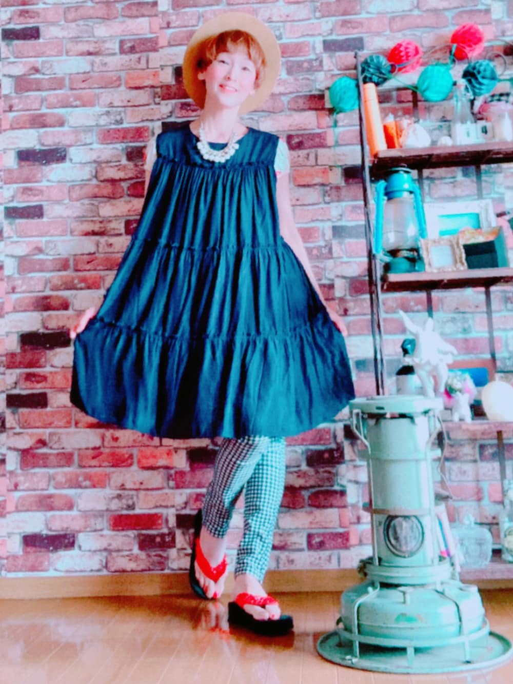 「coca、ジルダポーズ、ギンガムチェック、スキニー、カンカン帽、好きな服を着隊、我が道をゆく隊、ジェンダーレス部、WEAR昭和部」｜「coca（coca）のティアードフリルノースリーブチュニック（チュニック、ブラック系）」を使った、ずんちゃ🌞さん（レディース・163cm）の夏コーディネートの1枚目の写真