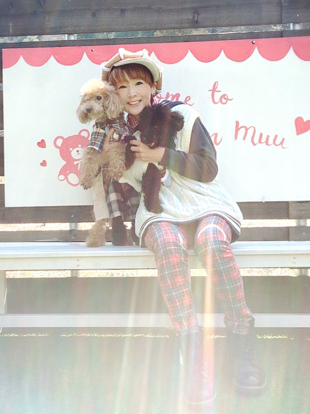 「愛犬と一緒、リンクコーデ、チェック、ベスパー、キャスケット、好きな服を着隊、我が道をゆく隊、ジェンダーレス部、WEAR昭和部」｜「jouetieのプルオーバーパーカー（パーカー、ブルー系）」を使った、ずんちゃ🌞さん（レディース・163cm）の春コーディネートの1枚目の写真