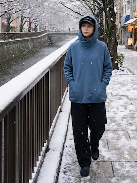 「rehacer（レアセル）のrehacer : 3D Neck Pullover Hoodie / 3D ネック プルオーバー フードパーカー（パーカー、ブルー系）」を使った、rehacer STAFFさん（メンズ・175cm）の冬コーディネート