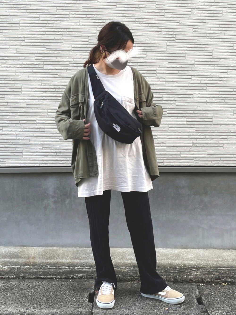 グリーン系のミリタリージャケット、ベージュ系のTシャツ/カットソー、ブラック系のその他パンツを着用したレディースの秋コーディネートの1枚目の写真