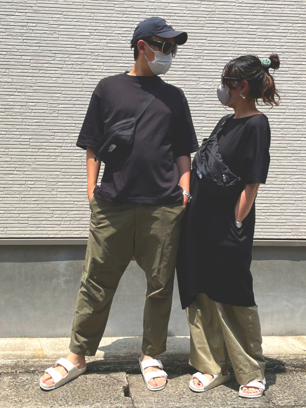 ブラック系のTシャツ/カットソー、ブラック系のチュニック、グリーン系のパンツを着用したレディースの夏コーディネートの1枚目の写真