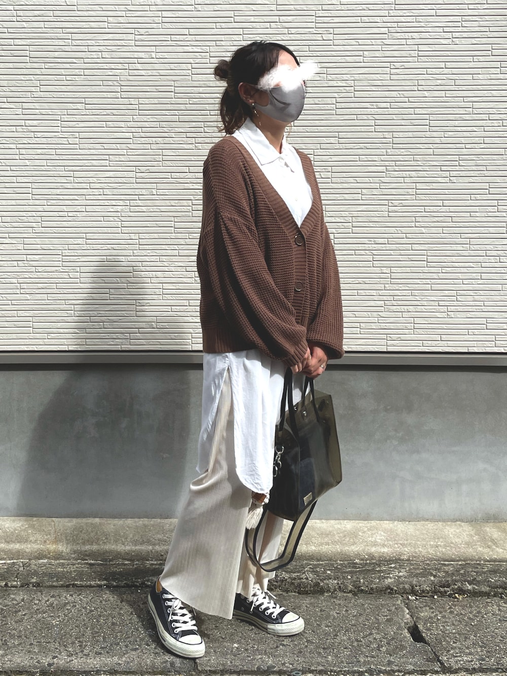 ブラウン系のカーディガン/ボレロ、ホワイト系のワンピース/ドレス、ホワイト系のその他パンツを着用したレディースの秋コーディネートの1枚目の写真
