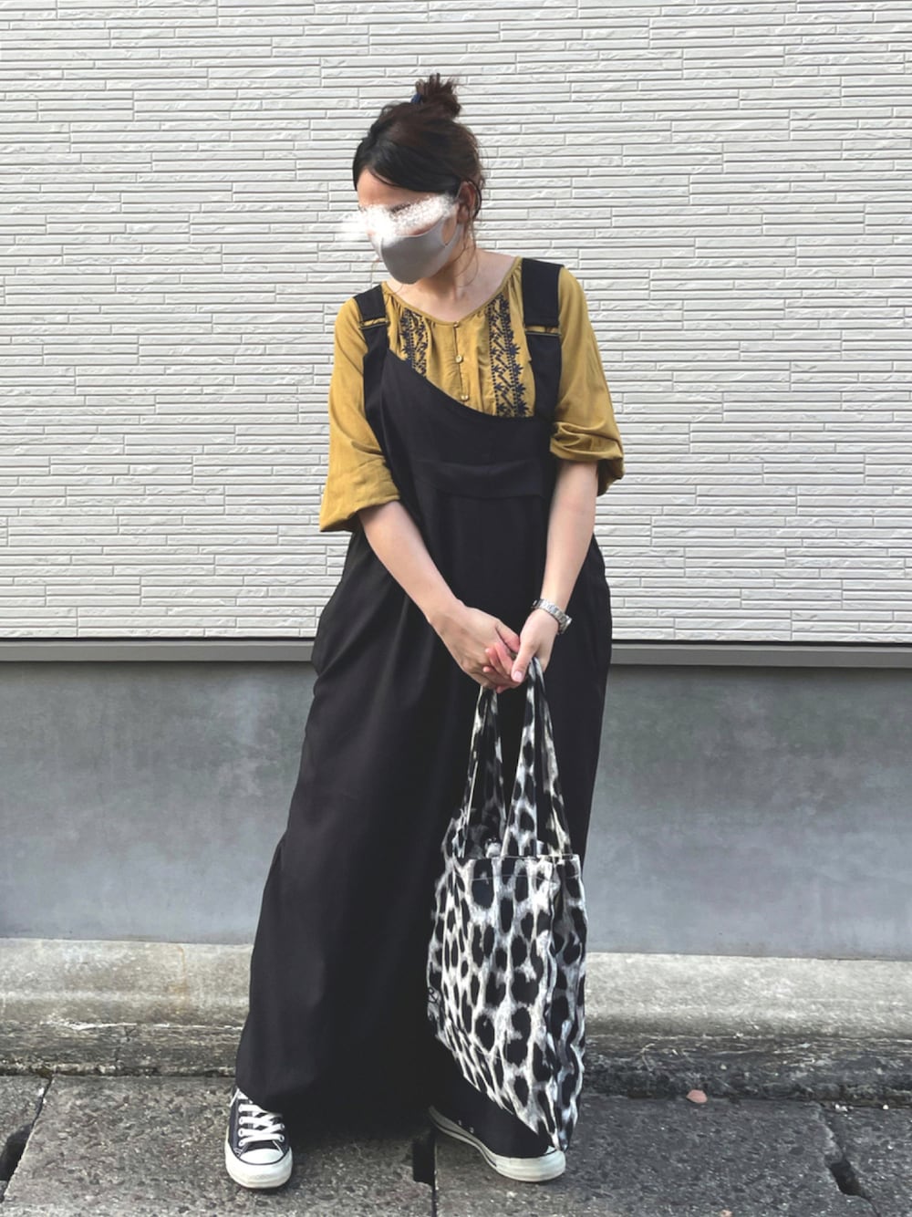 イエロー系のシャツ/ブラウス、ブラック系のサロペット/オーバーオール、ブラック系のスニーカーを着用したレディースの秋コーディネートの1枚目の写真