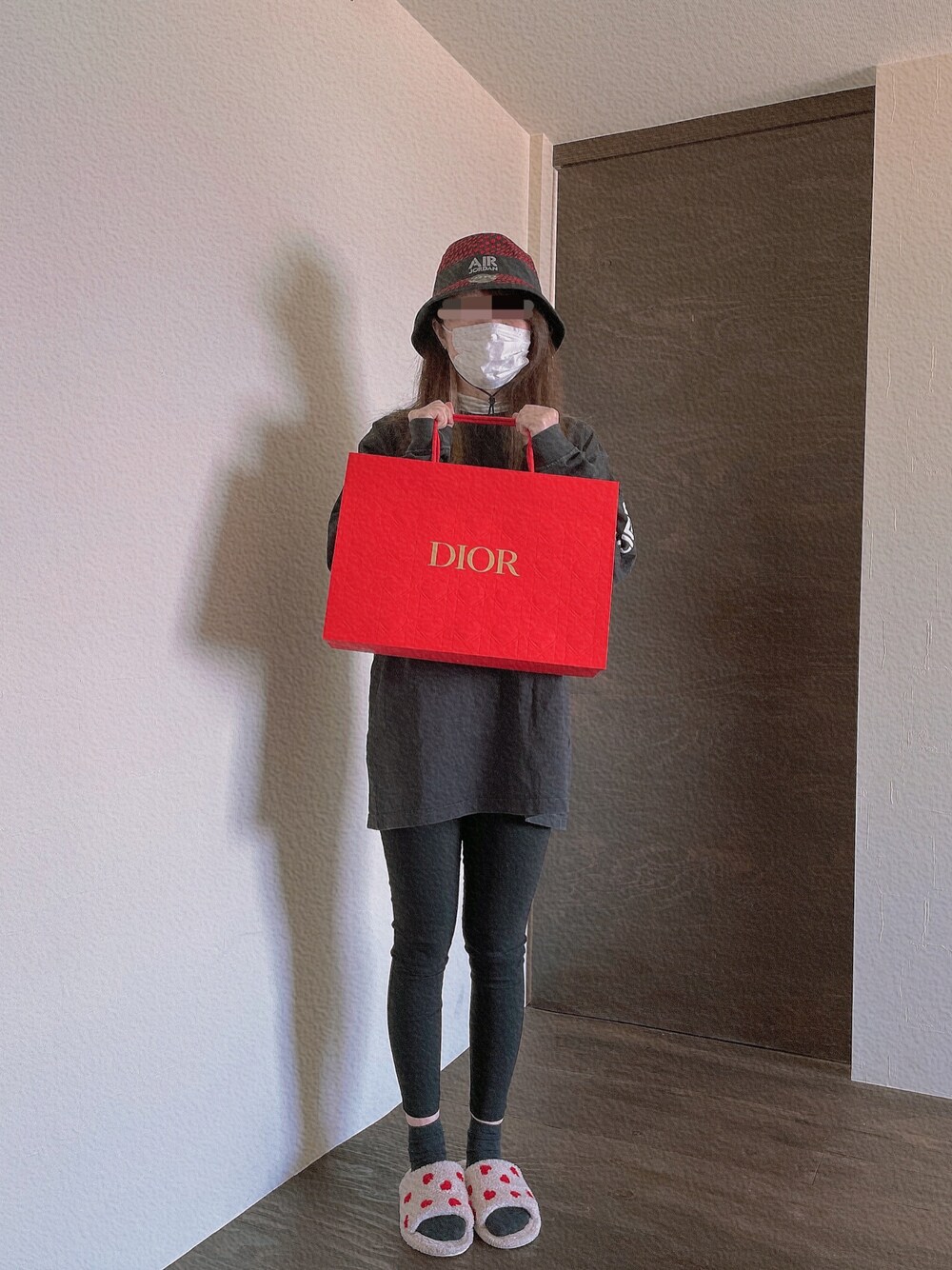 「EMODA、カーハート、アラフォー、大人カジュアル、ジョーダン、ジョーダンハット、スキニーデニム、ロンT、リゾートバイト、推しバーピーチパイン」｜「AIR JORDANのアイテム（ハット、ブラック系）」を使った、ちゃーまぁさん（レディース・162cm）の冬コーディネートの1枚目の写真
