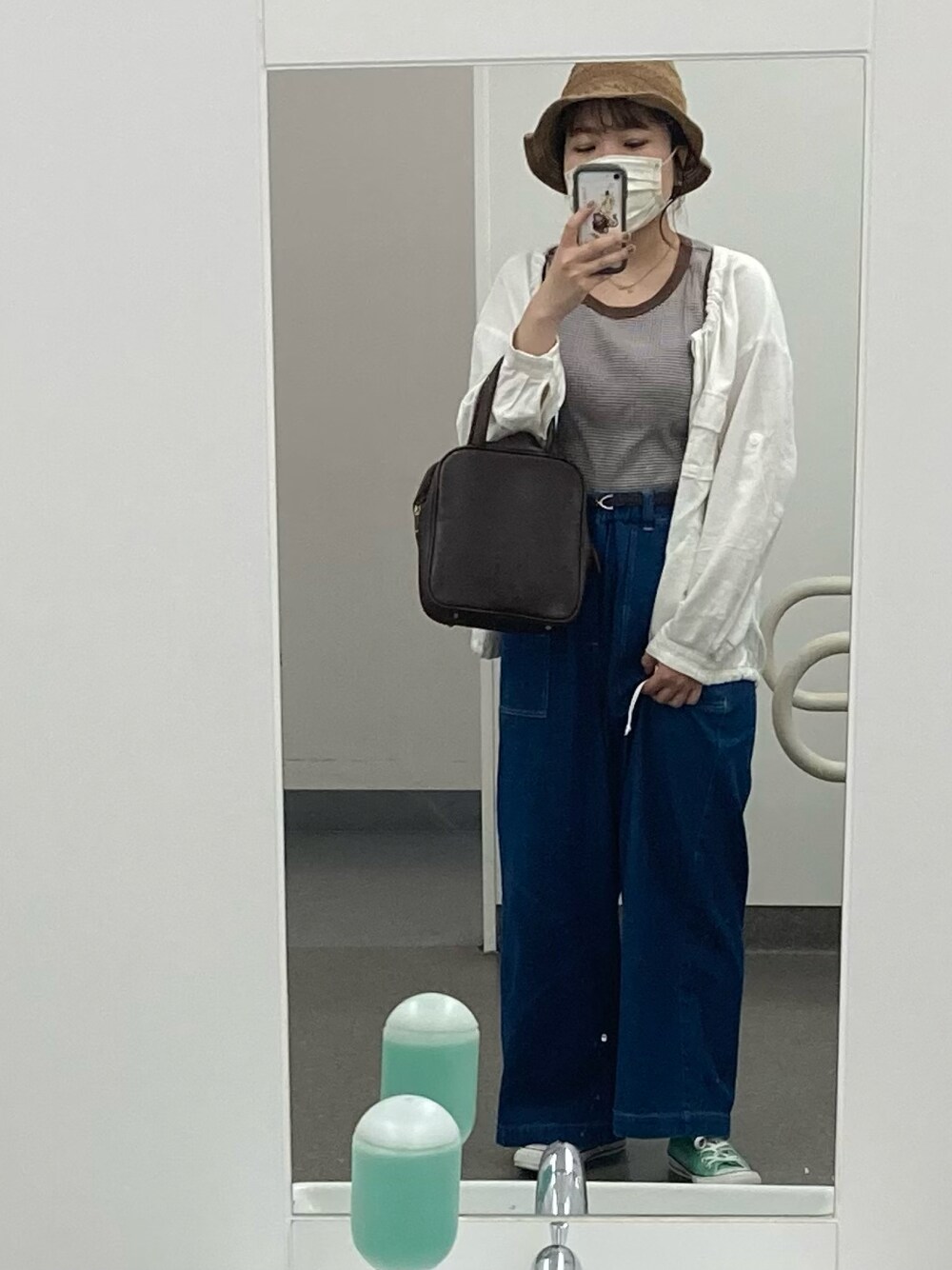 「fig Ｌondonの_grandma hand bag（ハンドバッグ、ブラウン系）」を使った、tomoさん（レディース・158cm）の春コーディネートの1枚目の写真