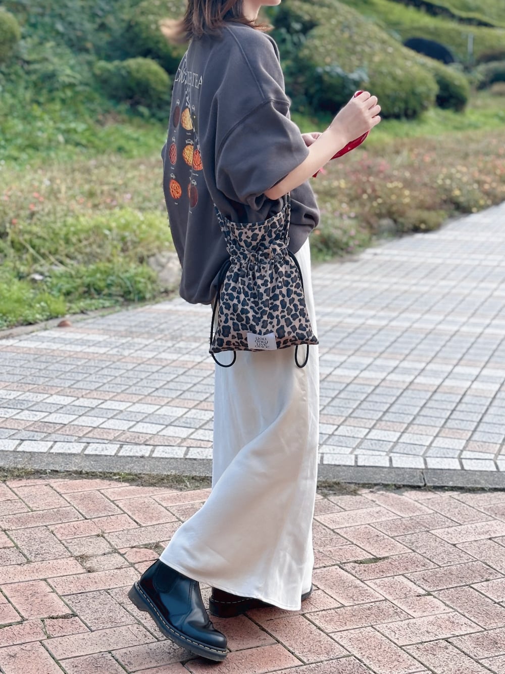 Dr. Martensのアイテムを使った「サテンスカート」の人気ファッション