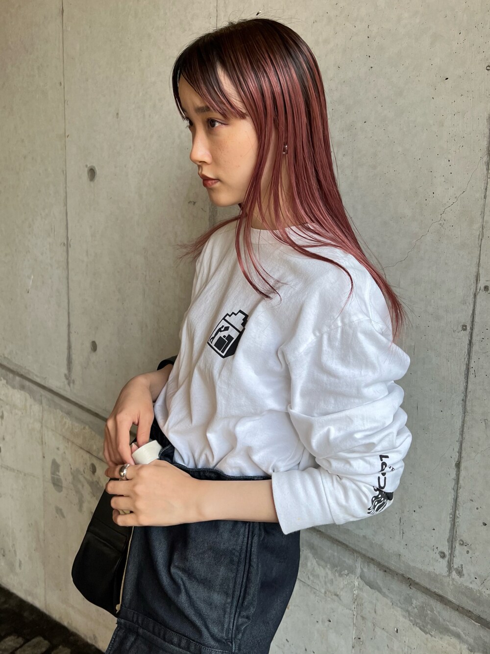 「春コーデ、大人カジュアル、きれいめカジュアル、ootd、メンズライク、メンズアイテム、デニム、ストリート、ワイドパンツ、パラブーツ、革靴、ロンT、シンプルコーデ、シンプル、ショルダーバッグ」｜「C.EのCE / シーイー PACK LONG SLEEVE T（Tシャツ/カットソー、ホワイト系）」を使った、㊙︎さん（レディース・159cm）の春コーディネートの1枚目の写真